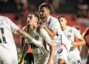 Vitória bate o Sport na Ilha do Retiro e dorme fora da zona de rebaixamento no Brasileirão