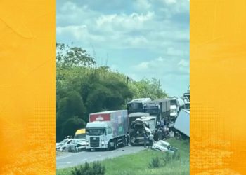 Engavetamento com nove veículos deixa um morto e seis feridos na BR-324