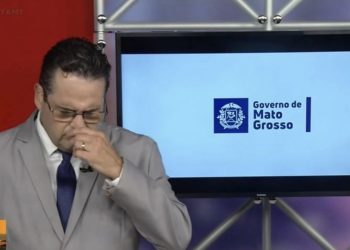 Apresentador passa mal durante programa ao vivo e transmissão é interrompida