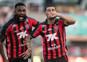 Vitória carimba mais três pontos e se aproxima da primeira página do Brasileirão