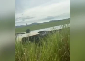 Acidente com ônibus de viagem deixa 9 feridos no sudoeste da Bahia