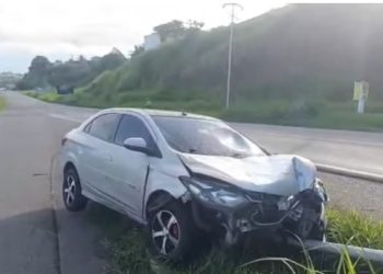 Carro é encontrado destruído após colidir com poste na BR-101, em Santo Antônio de Jesus