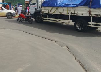 SAPEAÇU: Acidente entre caminhão e moto deixa saldo de um ferido na zona urbana