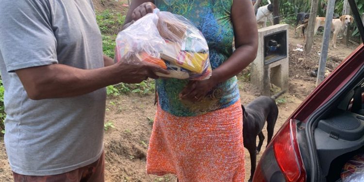 SAPEAÇU: Famílias carentes da Represa, recebem alimentos arrecadados do evento JUNTOS POR UMA CAUSA
