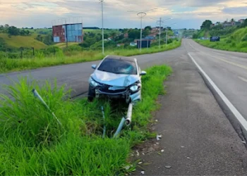 SAJ: Veículo Chevrolet Prisma é encontrado após colidir com poste na BR-101