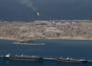 Irã volta a fechar o Estreito de Ormuz e eleva tensão global