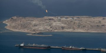 Irã volta a fechar o Estreito de Ormuz e eleva tensão global