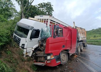 Acidente com dois caminhões na BR 324 deixa saldo de dois feridos
