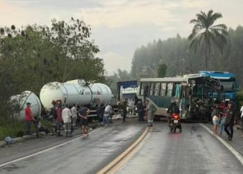 Acidente na BR-101 deixa motorista de carreta morto em colisão com ônibus