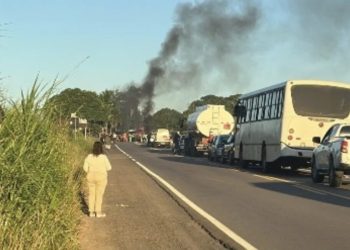 Moradores da Escadinha protestam e fecham a BA-046, próximo à ladeira do Taitinga