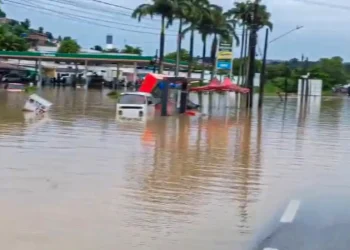 Chuvas provocam alagamentos e mortes em Pernambuco
