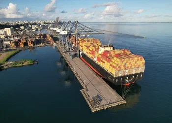 Marco Histórico: Bahia recebe navio com 800 toneladas de materiais para a Ponte Salvador-Itaparica
