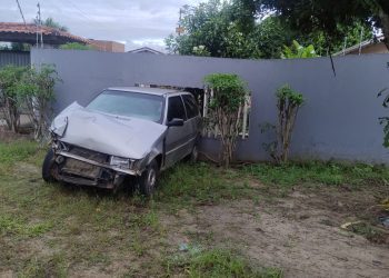 SAPEAÇU: Acidente é registrado na BR 242 envolvendo veículo e muro de residência