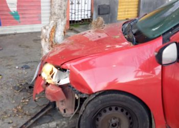 SAPEAÇU: Condutor perde controle e veículo choca em árvore na Rua Nova
