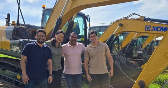 Conc. do Almeida: Município recebe retroescavadeira e prefeita comemora