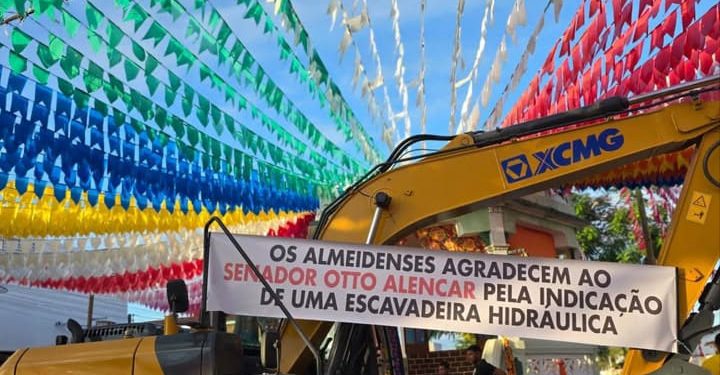 Conc. do Almeida: Município recebe retroescavadeira e prefeita comemora