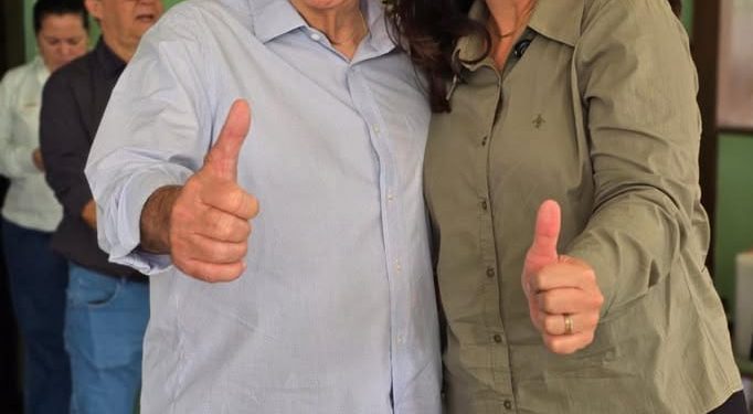 Conc. do Almeida: Município recebe retroescavadeira e prefeita comemora