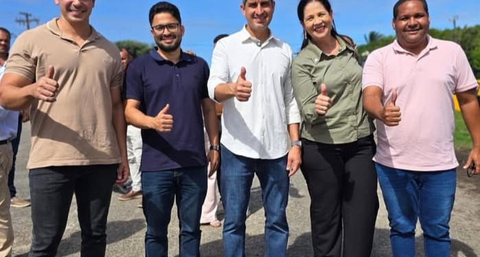 Conc. do Almeida: Município recebe retroescavadeira e prefeita comemora