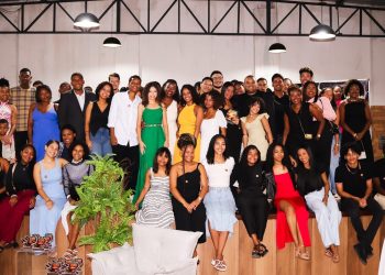 Com estudantes como protagonistas, professor Rodrigo Santos Nascimento lança primeiro livro em Conceição do Almeida.”