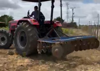 SAPEAÇU: Secretaria de Agricultura, beneficiou mais de 200 pessoas com serviços de trator para roçagem e gradiagem, totalmente gratuitos.
