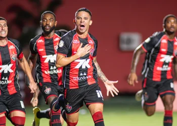 Melhor mandante, Vitória desafia no Barradão o melhor visitante Palmeiras