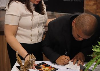 Vereadora Gláucia Araújo propõe Moção de Aplausos ao professor Rodrigo Nascimento pelo lançamento do livro “Eles Também Me Ensinaram”