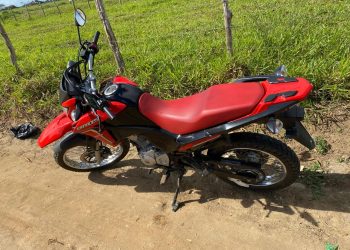 Moto abandonada era fruto de roubo e PM apresenta na DP de Cruz das Almas