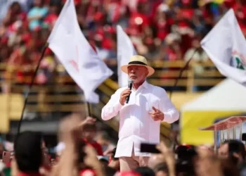 Lula começa campanha em São Bernardo em tom emotivo e critica gestão da pandemia sob Bolsonaro