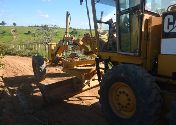 SAPEAÇU: Serviços de manutenção e reforma das estradas chega a localidade de Laranjeiras