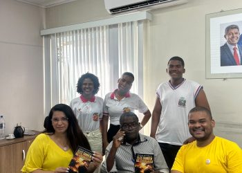 Diretor do NTE 21 recebe estudantes do Grêmio Estudantil de Conceição do Almeida para diálogo sobre políticas para a juventude