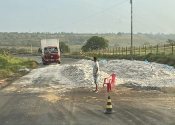 Caminhão tomba e derrama areia na pista; trecho entre Sapeaçu e Castro Alves fica parcialmente interditado