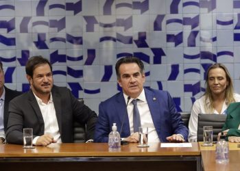 Com presença de ACM Neto, PP e União Brasil oficializam apoio a Flávio Bolsonaro