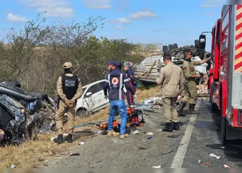 Acidente com van que levava pacientes com câncer para hospitais deixa seis mortos e feridos na PB