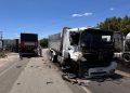 SAPEAÇU: Acidente entre carreta e Caçamba provoca congestionamento na BR 101