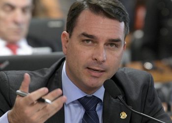 Justiça barra entrega de título de cidadão soteropolitano a Flávio Bolsonaro