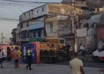 Micro-ônibus com pacientes de Cabaceiras do Paraguaçu tomba após colisão com ônibus e caminhão em Salvador